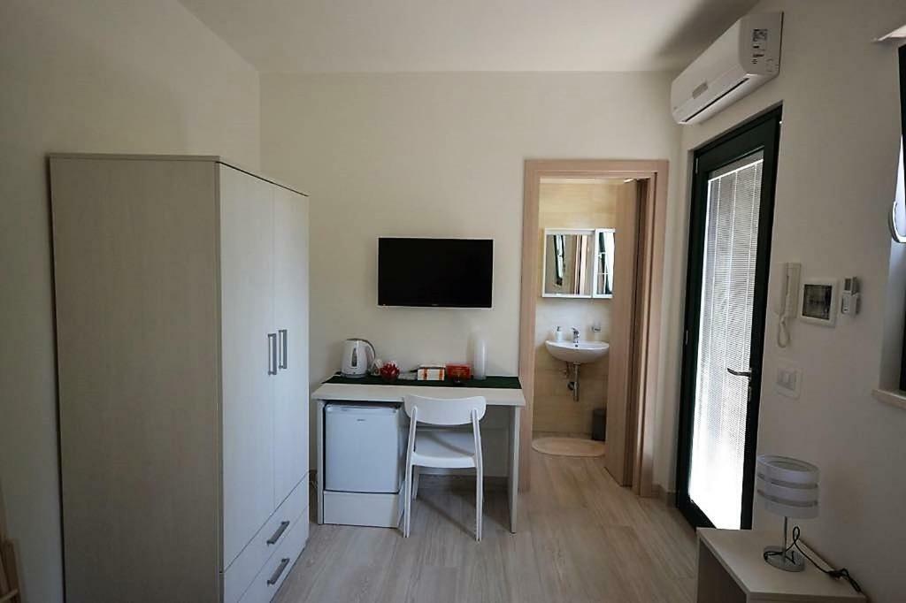 Le Stanze Di Casa Polinisso Guest House Carovigno Bagian luar foto